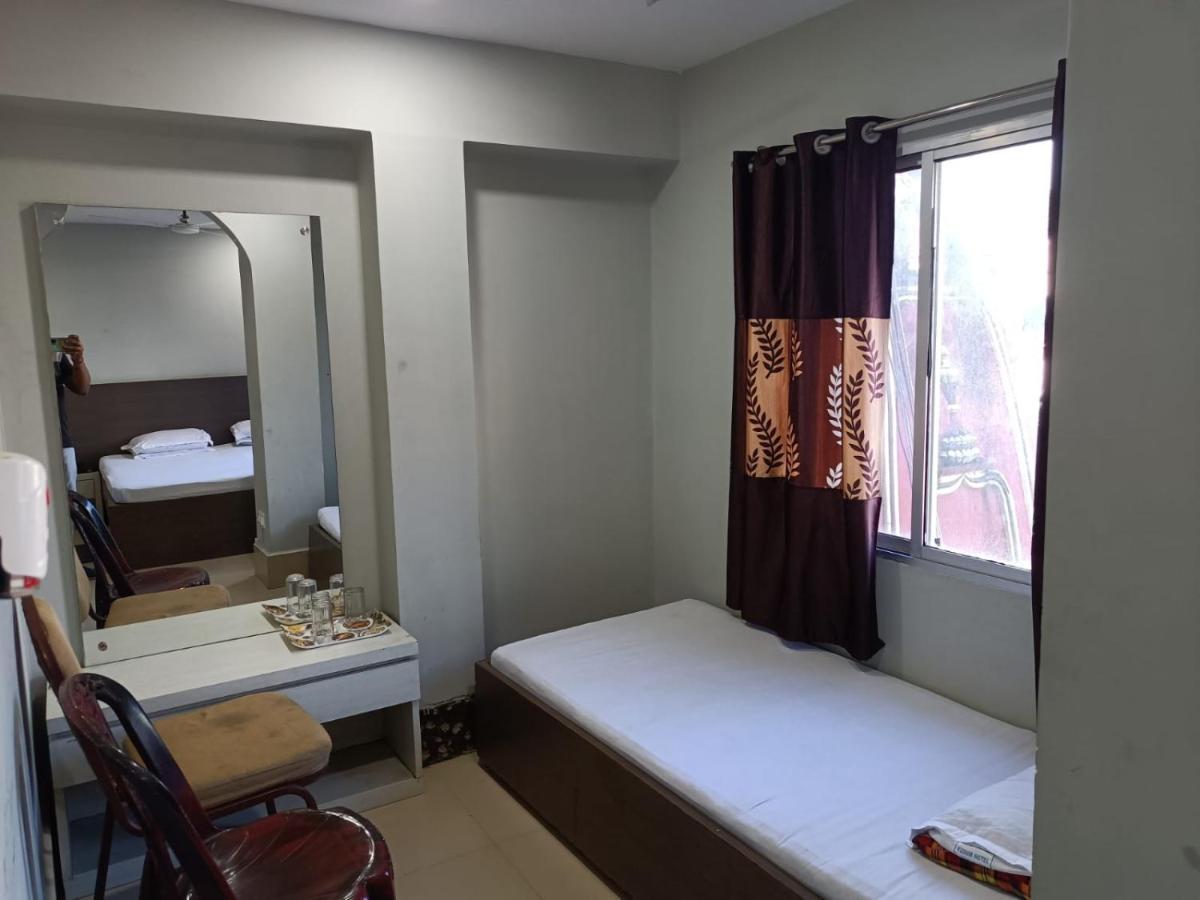 Kusum Hotel Дибругарх Экстерьер фото