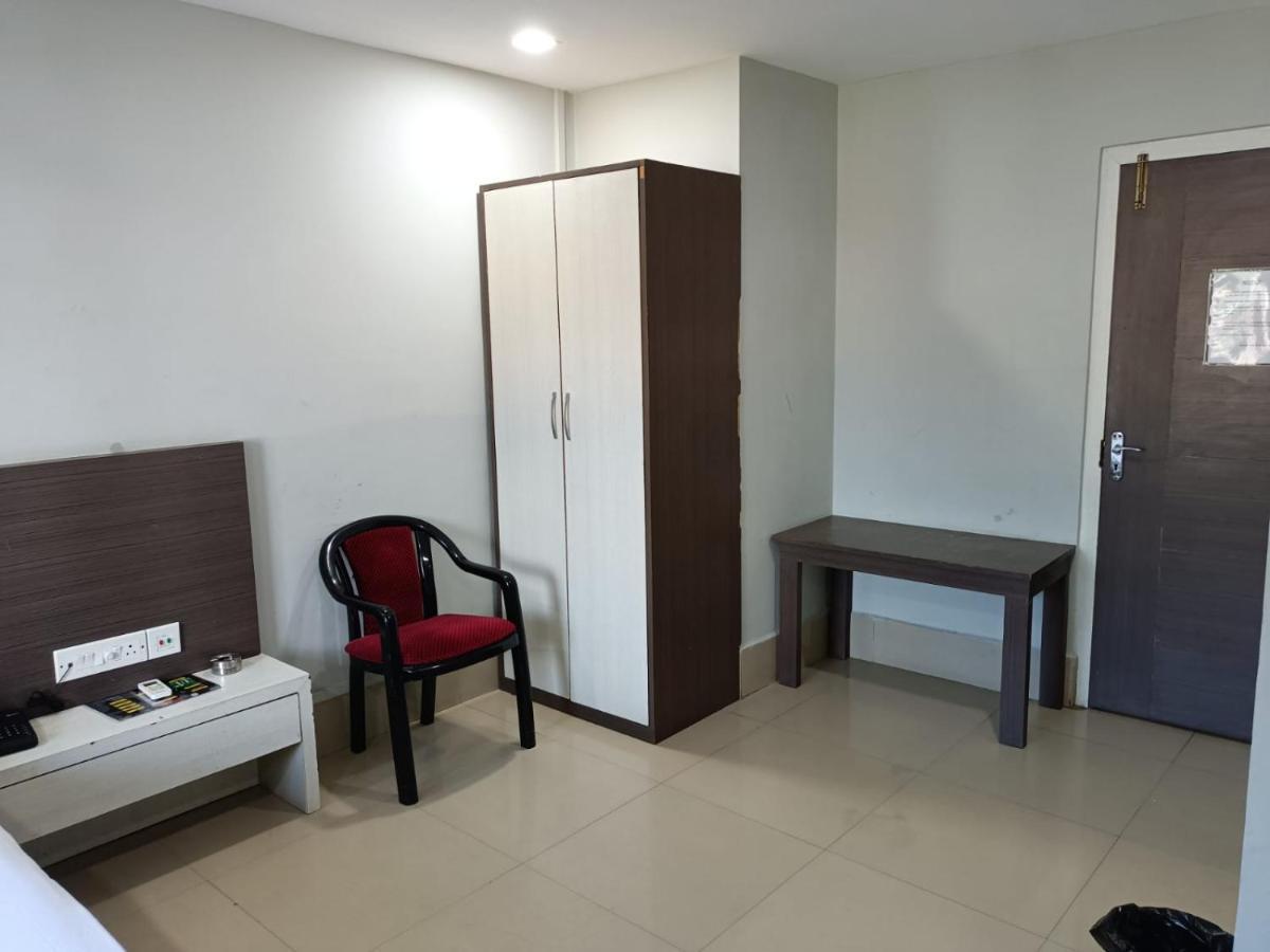 Kusum Hotel Дибругарх Экстерьер фото