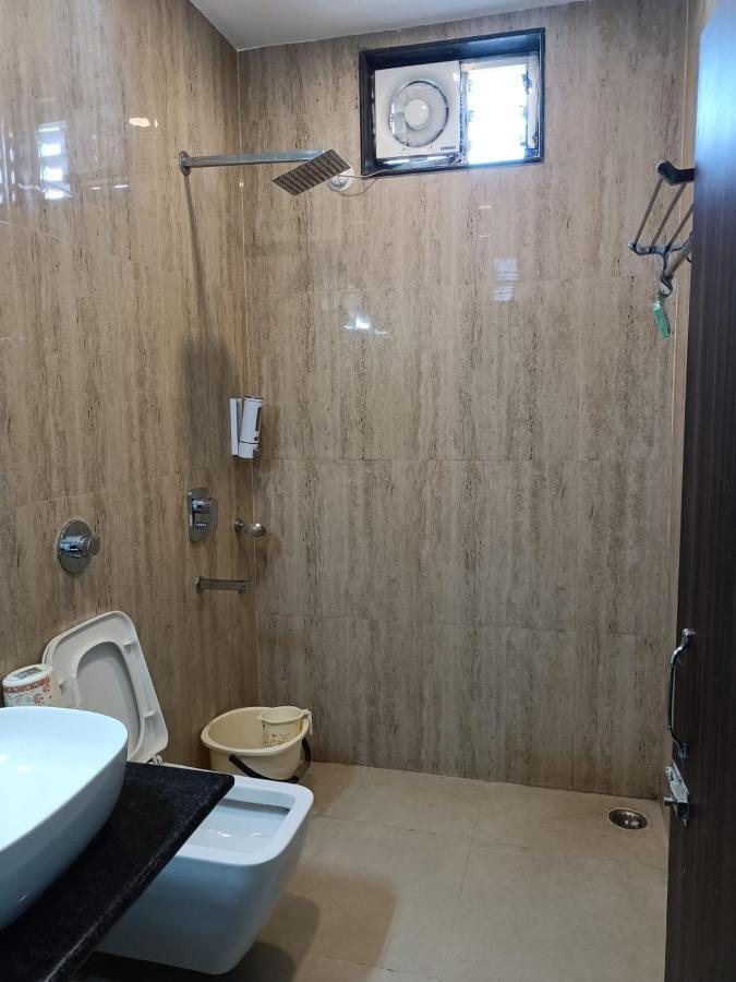Kusum Hotel Дибругарх Экстерьер фото
