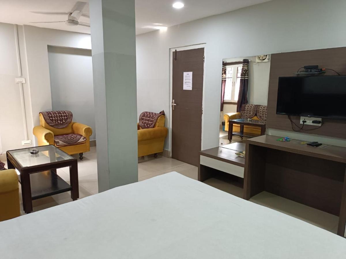 Kusum Hotel Дибругарх Экстерьер фото