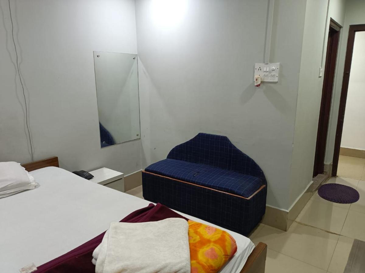 Kusum Hotel Дибругарх Экстерьер фото