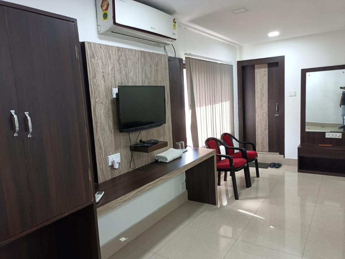 Kusum Hotel Дибругарх Экстерьер фото