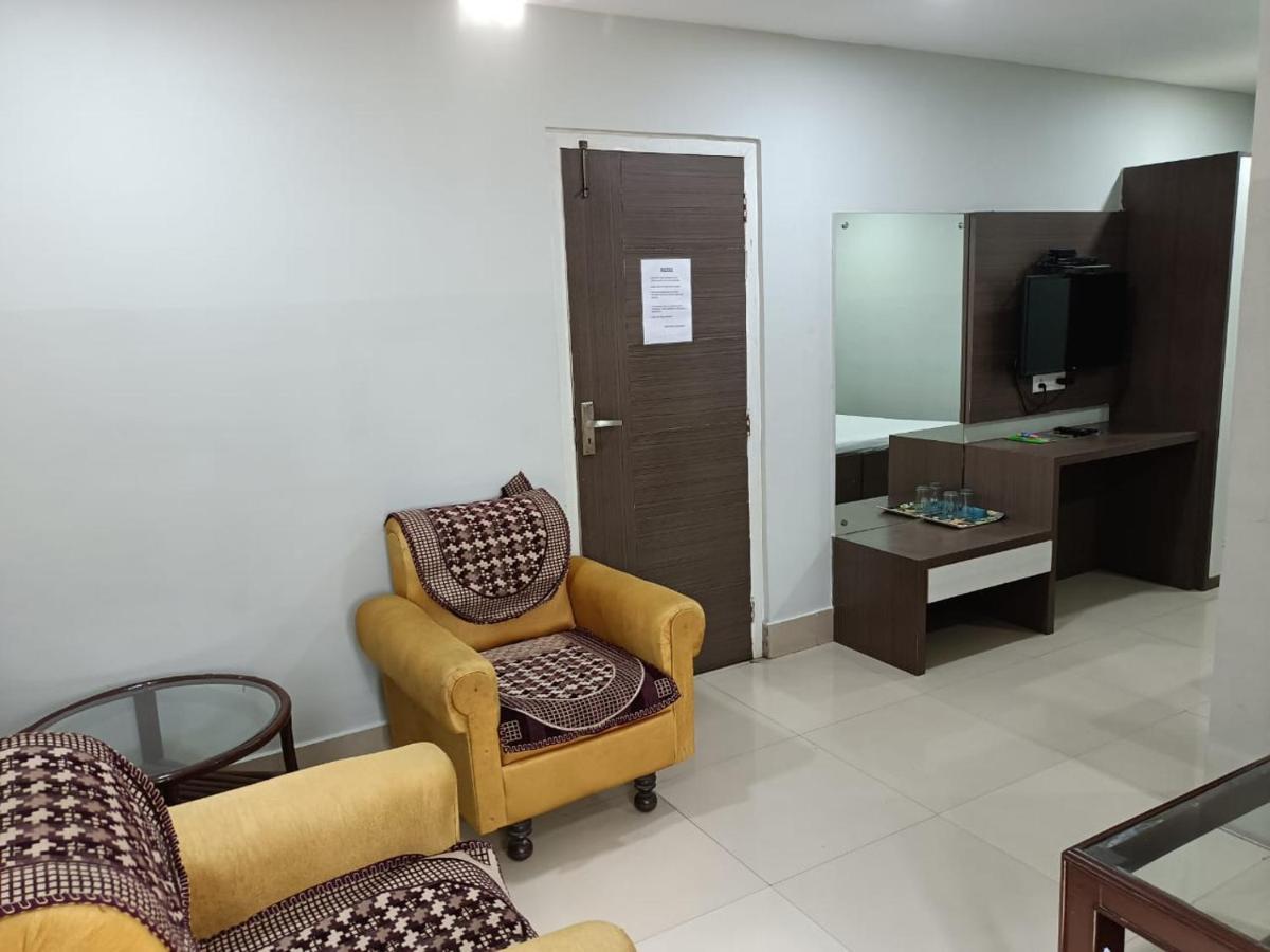 Kusum Hotel Дибругарх Экстерьер фото