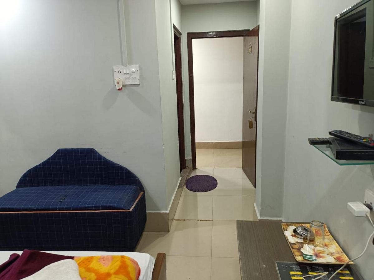 Kusum Hotel Дибругарх Экстерьер фото
