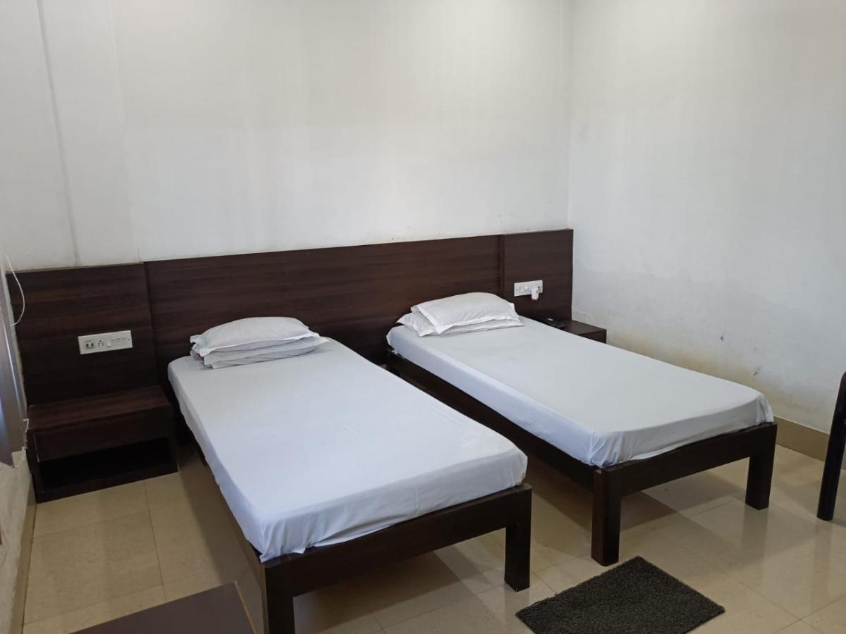Kusum Hotel Дибругарх Экстерьер фото