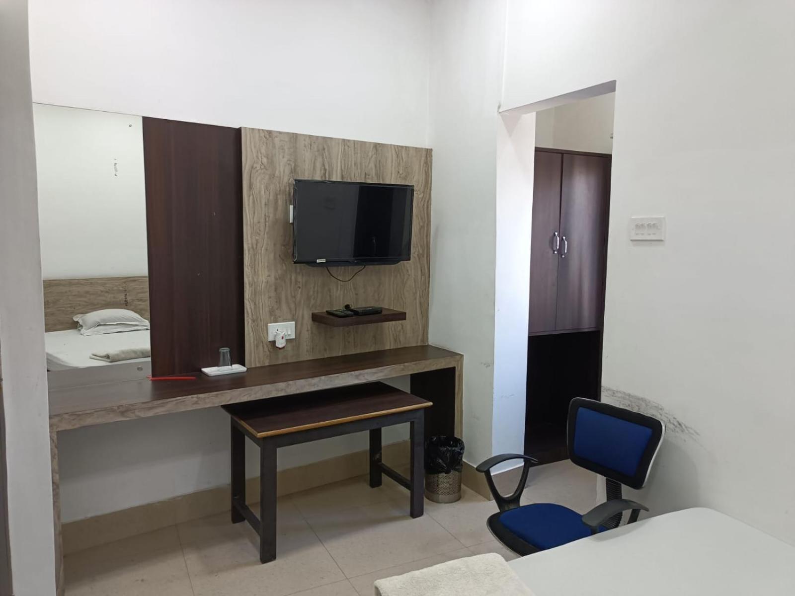 Kusum Hotel Дибругарх Экстерьер фото