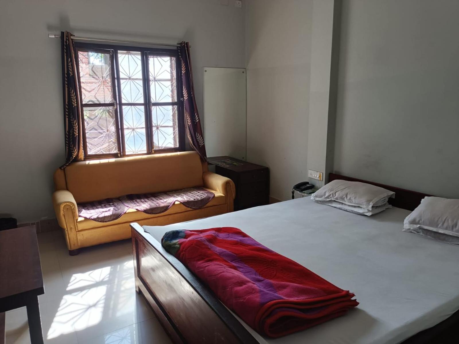 Kusum Hotel Дибругарх Экстерьер фото